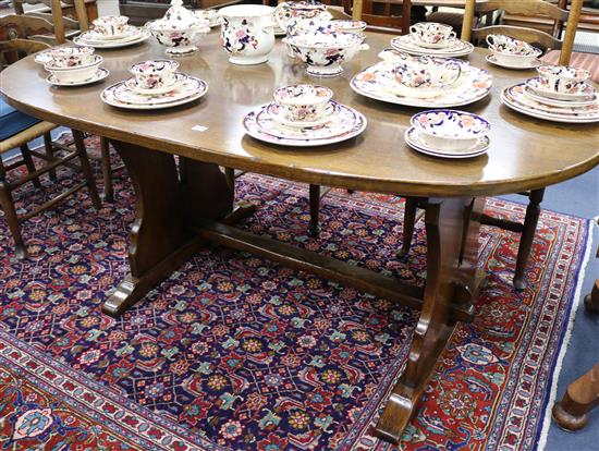 An oak oval dining table L.183cm